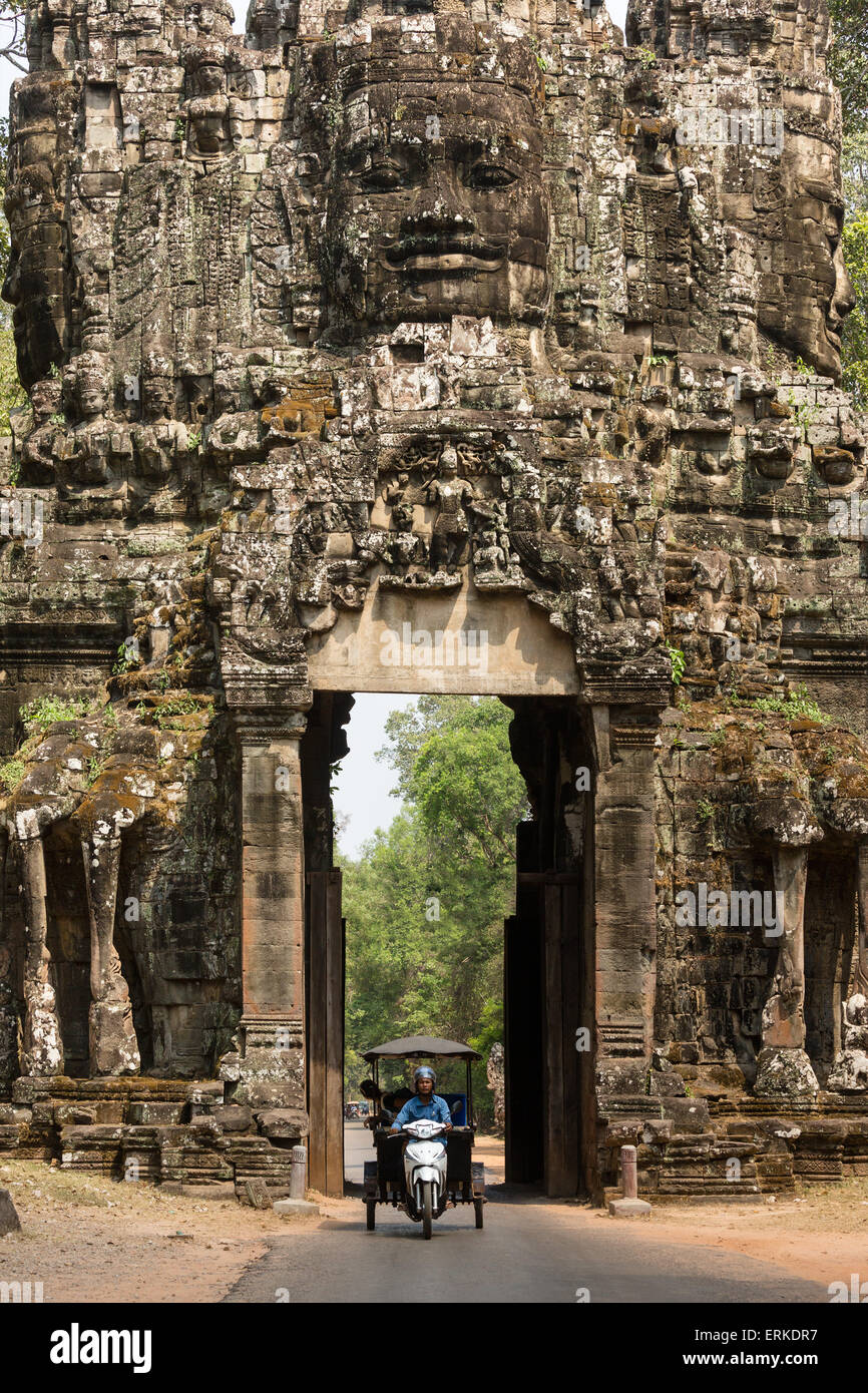 Siegestor im Osten von Angkor Thom, Tuk-Tuk vor einer Avalokiteshvara-Gesicht-Turm, westliche Sicht, Angkor Thom, Siem Reap Stockfoto