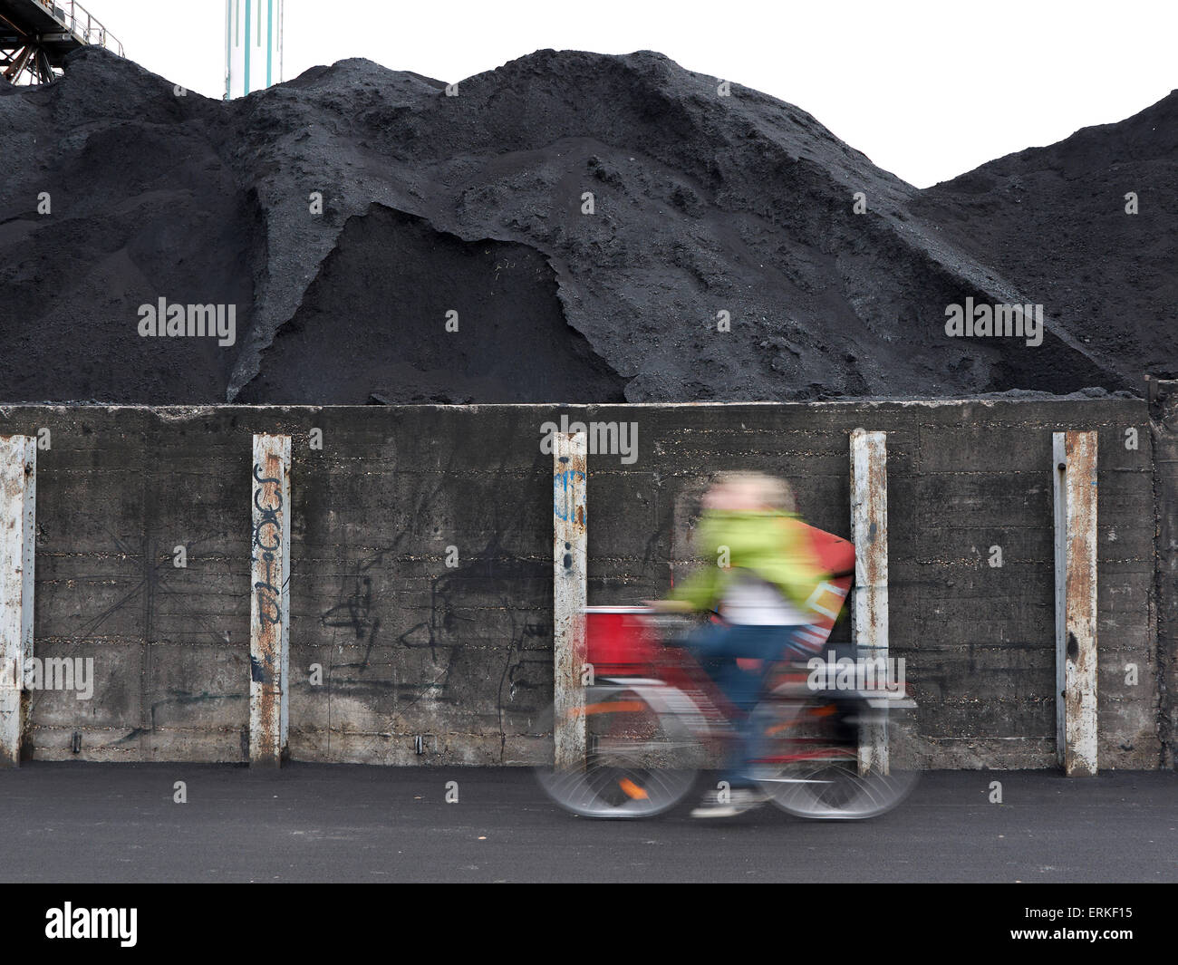 Radfahrer reiten Vergangenheit Kohle empor, Offenbach, Hessen, Deutschland Stockfoto