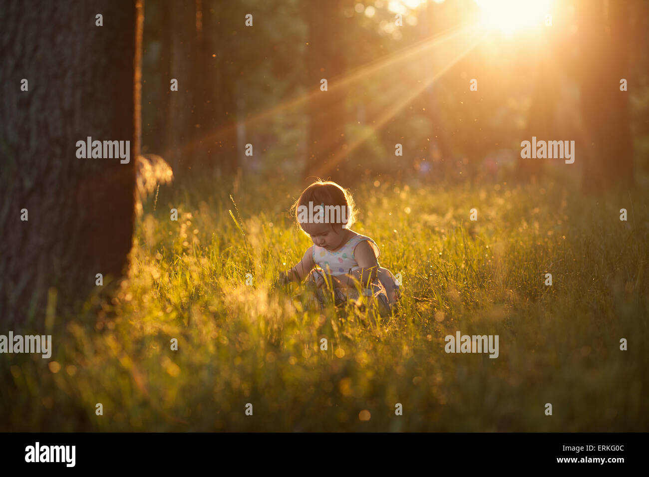 Schöne Aufnahme des Spielens Baby im Sonnenuntergang leuchten Stockfoto