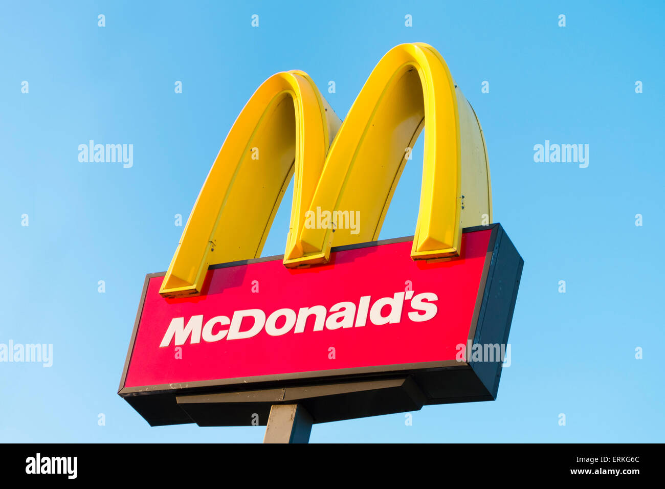 McDonalds-Schild, UK. Stockfoto