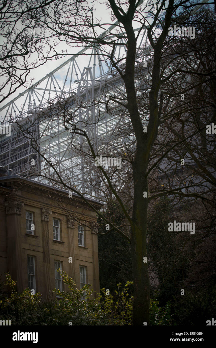 Alter und neuer Architektur hinter dem Leazes Stand des Stadions vor Newcastle United Host Tottenham Hotspurs in einem englischen Premier League match in St. James' Park. Das Spiel wurde von einem Abschnitt der kritisch über die Rolle der Besitzer Mike Ashley Heim Unterstützung und Sponsoring von einem Zahltag Darlehen Unternehmen boykottiert. Das Spiel gewann mit 3: 1, beobachtet von 47.427, dem niedrigsten Liga-Tor der Saison im Stadion Sporen. Stockfoto