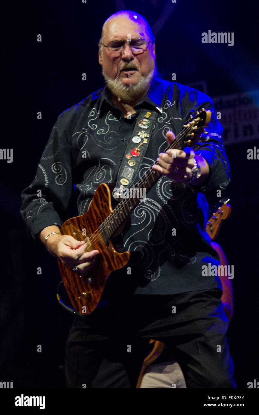 Turin, Italien. 2. Juni 2015. In Foto-Steve Cropper "The Colonel". Die Original Blues Brothers Band geschlossen die vierte Ausgabe des Turin Jazz Festival, dass in diesem Jahr einen Rekord mit 225.000 Menschen während der sechs Tage des jazz-Konzerte hatten. © Elena Aquila/Pacific Press/Alamy Live-Nachrichten Stockfoto