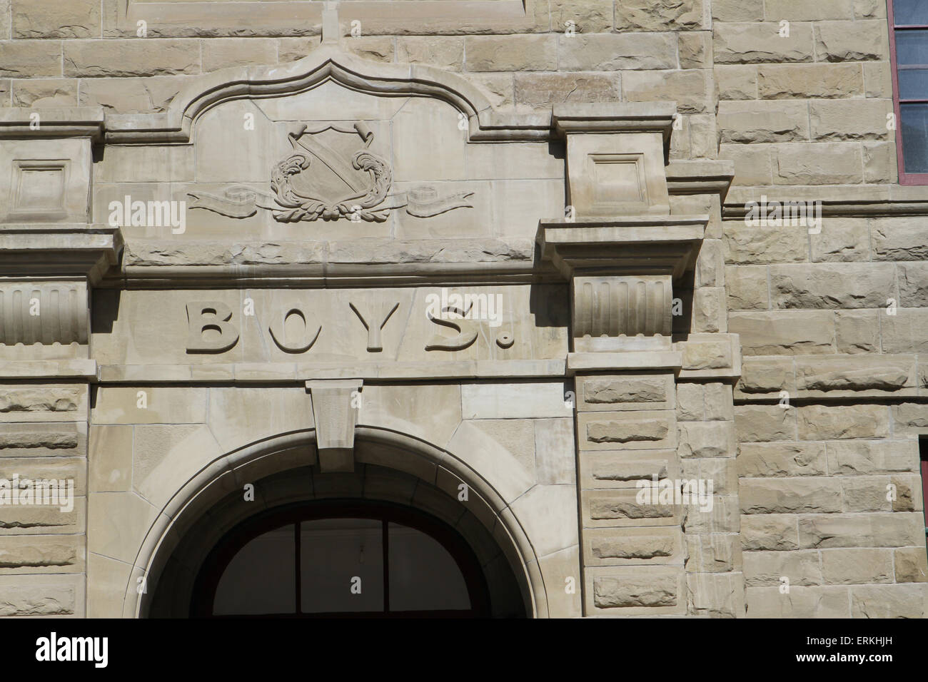 Sandstein-Schulgebäude mit separaten Eingängen für Jungen und Mädchen Stockfoto