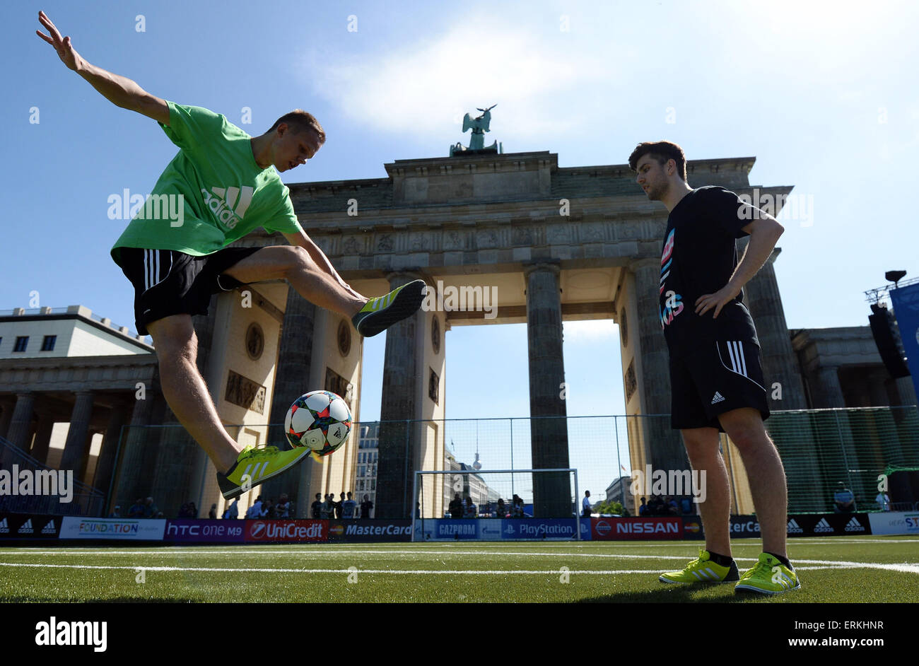Berlin, Deutschland. 4. Juni 2015. Zwei Freestyle-Fußballer spielen mit einem Ball während der Eröffnung des Fan-Festivals für das UEFA-Champions-League-Finale vor dem Brandenburger Tor in Berlin, Deutschland, 4. Juni 2015. Das Finale findet am 6. Juni 2015 im Olympiastadion in Berlin. Foto: ANDREAS GEBERT/Dpa/Alamy Live-Nachrichten Stockfoto