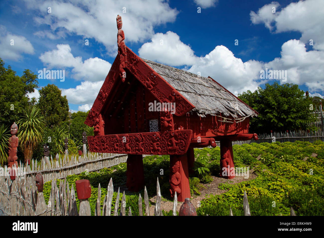 Geschnitzt, Maori Pataka Lagerhaus, Te Parapara Garten, Hamilton Gardens, Hamilton, Waikato, Nordinsel, Neuseeland Stockfoto