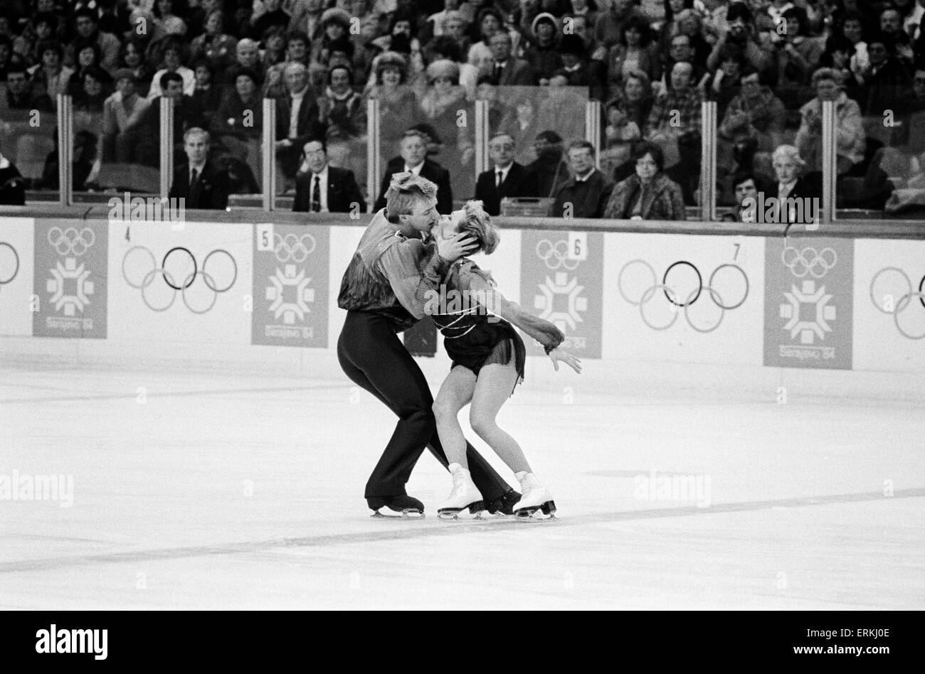 Great Britain Jayne Torvill und Christopher Dean küssen während ihrer berühmten "Bolero" Routine im Zetra Stadium bei den Olympischen Winterspielen 1984 in Sarajevo, Jugoslawien. Das Team zerbrach eine beispiellose 12 Bestnoten für diese Leistung die Goldmedaille zu gewinnen. 14. Februar 1984. Stockfoto