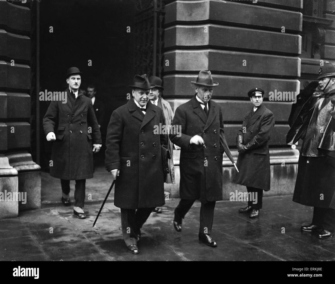Herr Christian Rakovsky und Premierminister Ramsay MacDonald gesehen hier das Auswärtige Amt nach Gesprächen bei der Anglo-russische Konferenz verlassen. 15. April 1924 Stockfoto