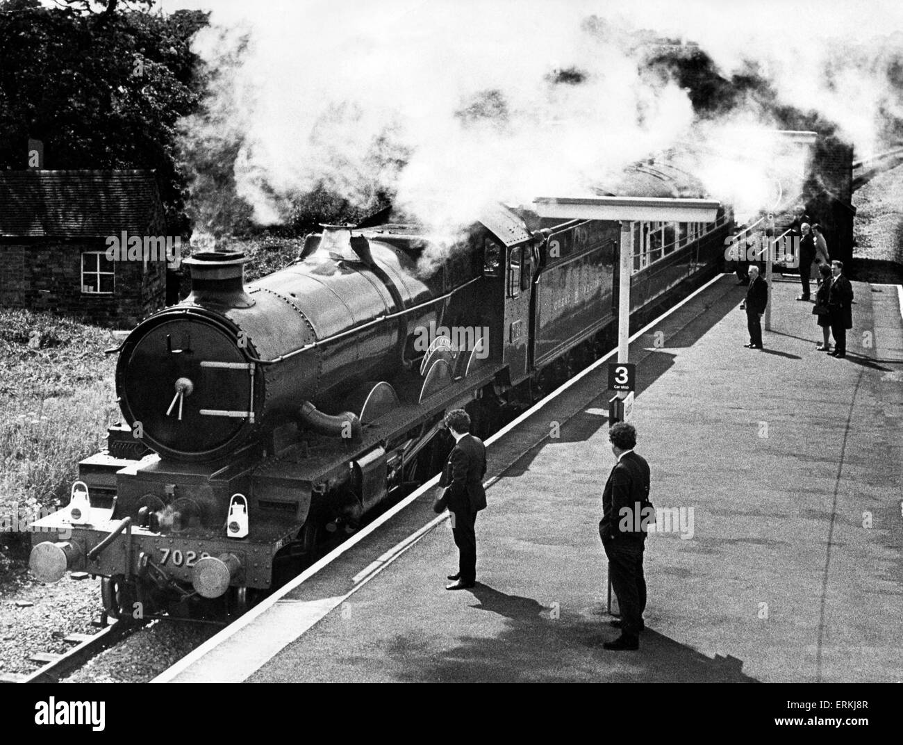 Ein Moment der Nostalgie für Bahn-Enthusiasten bei Hatton in der Nähe von Warwick Clun Castle express Lok dampft in die Station auf einen Probelauf zur Vorbereitung einen Tag der offenen Tür am Tyseley. 8. Juni 1972. Stockfoto