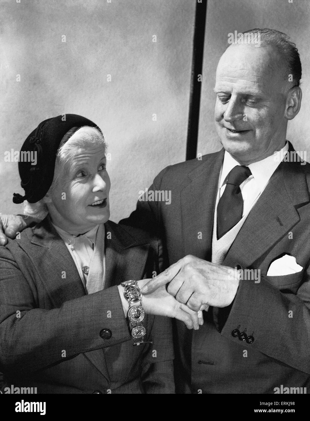 Wald-Manager Billy Walker hat seine Goldmedaillen für seine Frau in ein Armband gemacht hatte. Hier weist er darauf hin die FA-Cup-Gewinner-Medaille auf dem Armband. 30. April 1957. Stockfoto