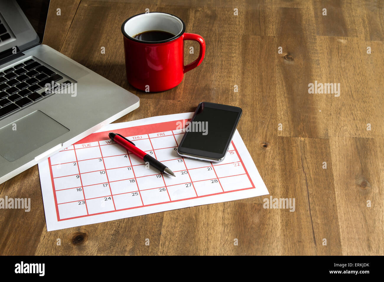 Arbeiten mit dem Laptop und Organisation von monatlichen Aktivitäten und Termine im Kalender Stockfoto