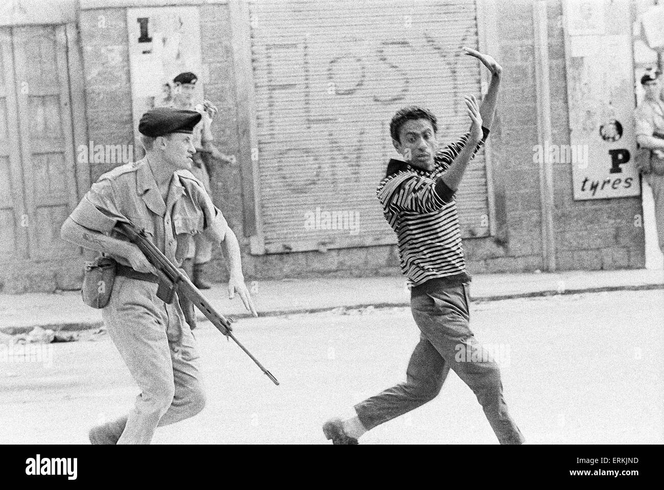 Britische Truppen in höchster Alarmbereitschaft kam wie sie die Straßen in Aden patrouillieren, auf der Suche nach nationalistischen Bedrohungen gegen kürzlich drei Mann un-Mission, Aden, Yemen, Sonntag, 2. April 1967. Stockfoto