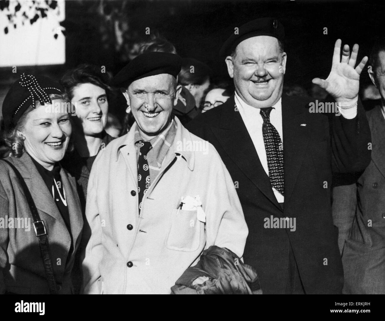 Die Szene vor Coventry Bahnhof gestern Abend Filmkomikern Laurel und Hardy kamen. Polizei hatte einige Schwierigkeiten, den Weg für ihr Auto. Die beiden Komiker erscheinen im Hippodrom Coventry für die nächsten zwei Wochen. 25. August 1947 Stockfoto