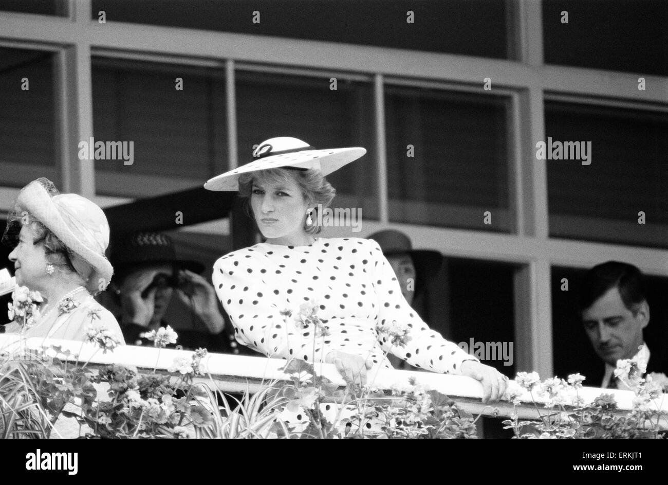 Epsom Derby 4. Juni 1986. Prinzessin Diana am Balkon des königlichen Gehäuse. Königin-Mutter, links vom Bild. Stockfoto