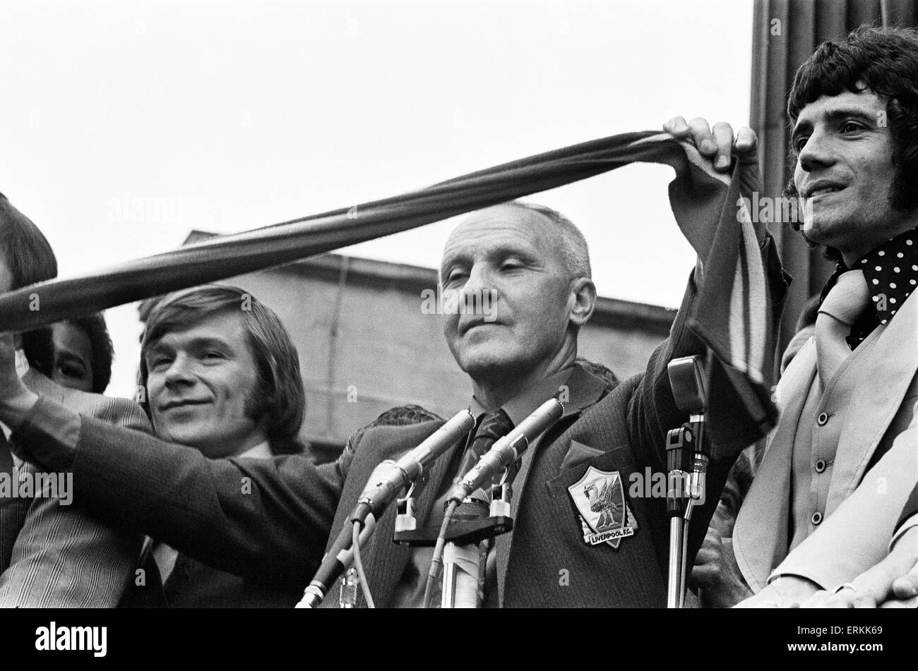 Liverpools Trainer Bill Shankly erkennt die große Masse, wie sich auf den Straßen von Liverpool für einen bürgerlichen Empfang herausstellte, ihr Team nach ihrem UEFA-Pokal-Sieg über Borussia Munchengladbach in der Bundesrepublik Deutschland nach Hause begrüßen zu dürfen.  25. Mai 1973. Stockfoto