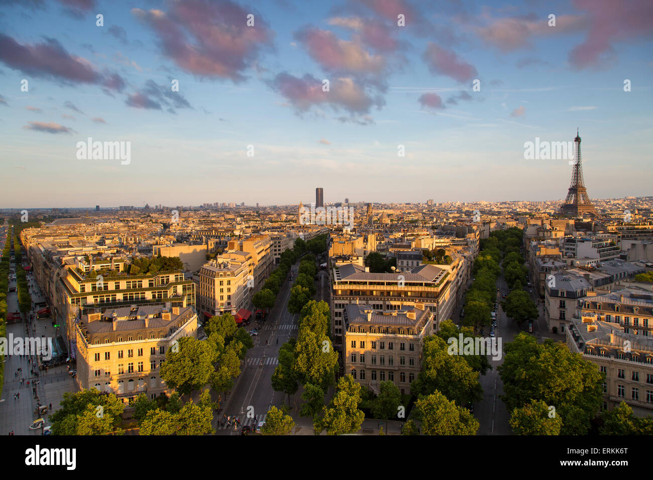 Abend-Sonne über den Eiffelturm und die Gebäude von Paris, Frankreich Stockfoto