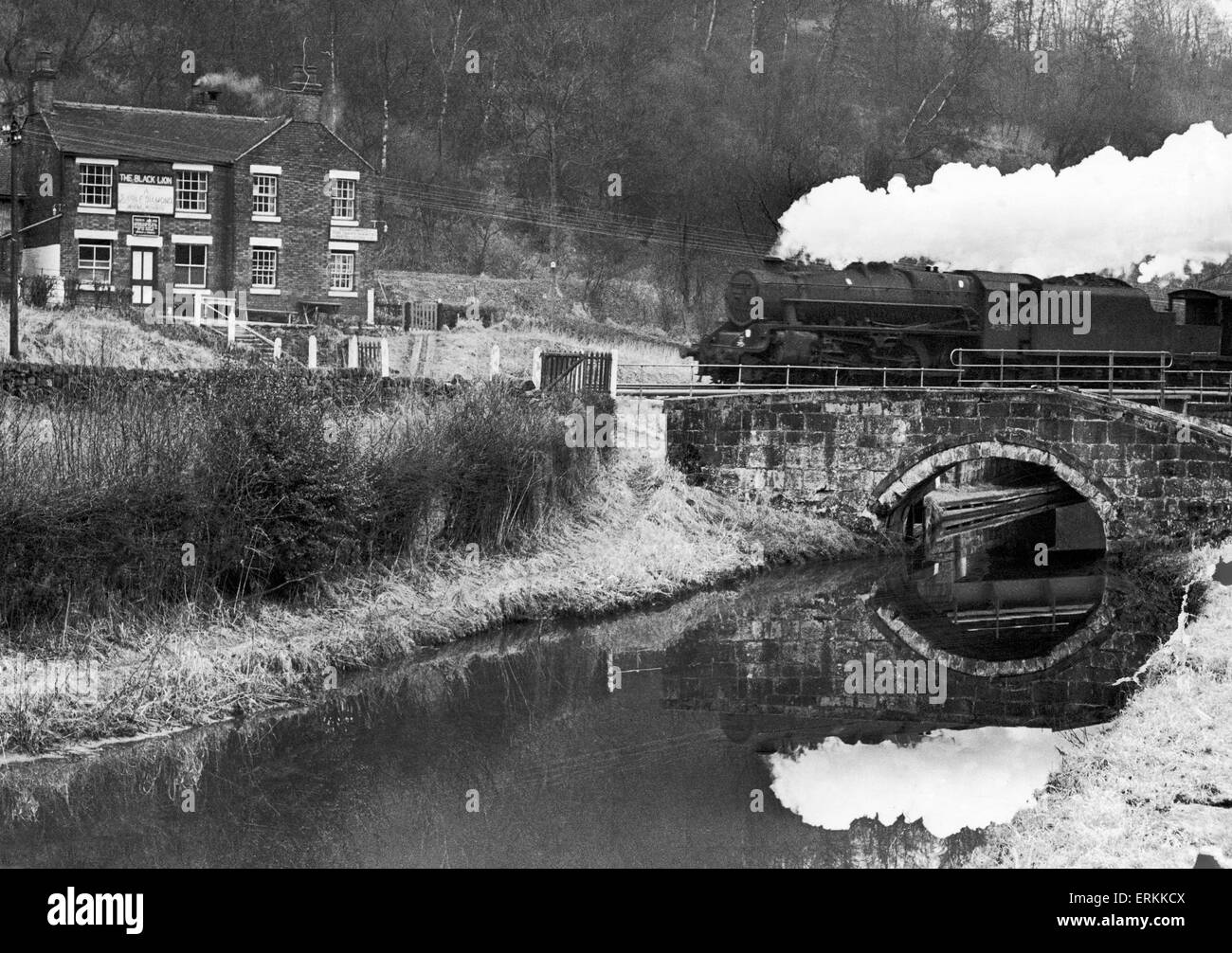 Ein Güterzug tuckern vorbei an den schwarzen Löwen Consall Schmiede in der Nähe von Lauch, Februar 1965. Stockfoto