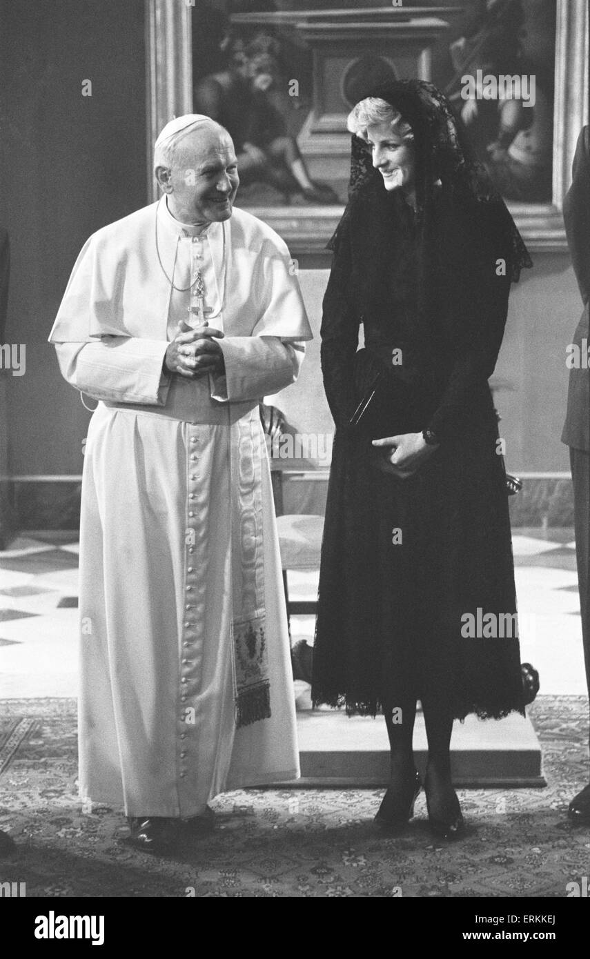 Prinzessin Diana trifft Papst Johannes Paul II im Vatikan in Rom, Italien, Montag, 29. April 1985. Privataudienz in der Vatikanischen Bibliothek. Prinzessin Diana, trägt einen schwarzen Spitzenkleid und Schleier. Stockfoto