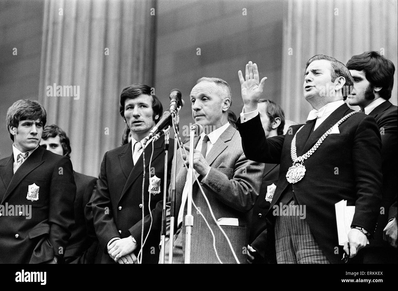 Liverpools Trainer Bill Shankly im Bild auf seiner Seite Heimkehr in die Stadt von Liverpool nach ihrer FA-Cup-Endspiel-Niederlage gegen Arsenal im Wembley-Stadion. Tausende Menschen säumten die Straßen, ihre Helden aus London zurück begrüßen zu dürfen. 9. Mai 1971. Stockfoto