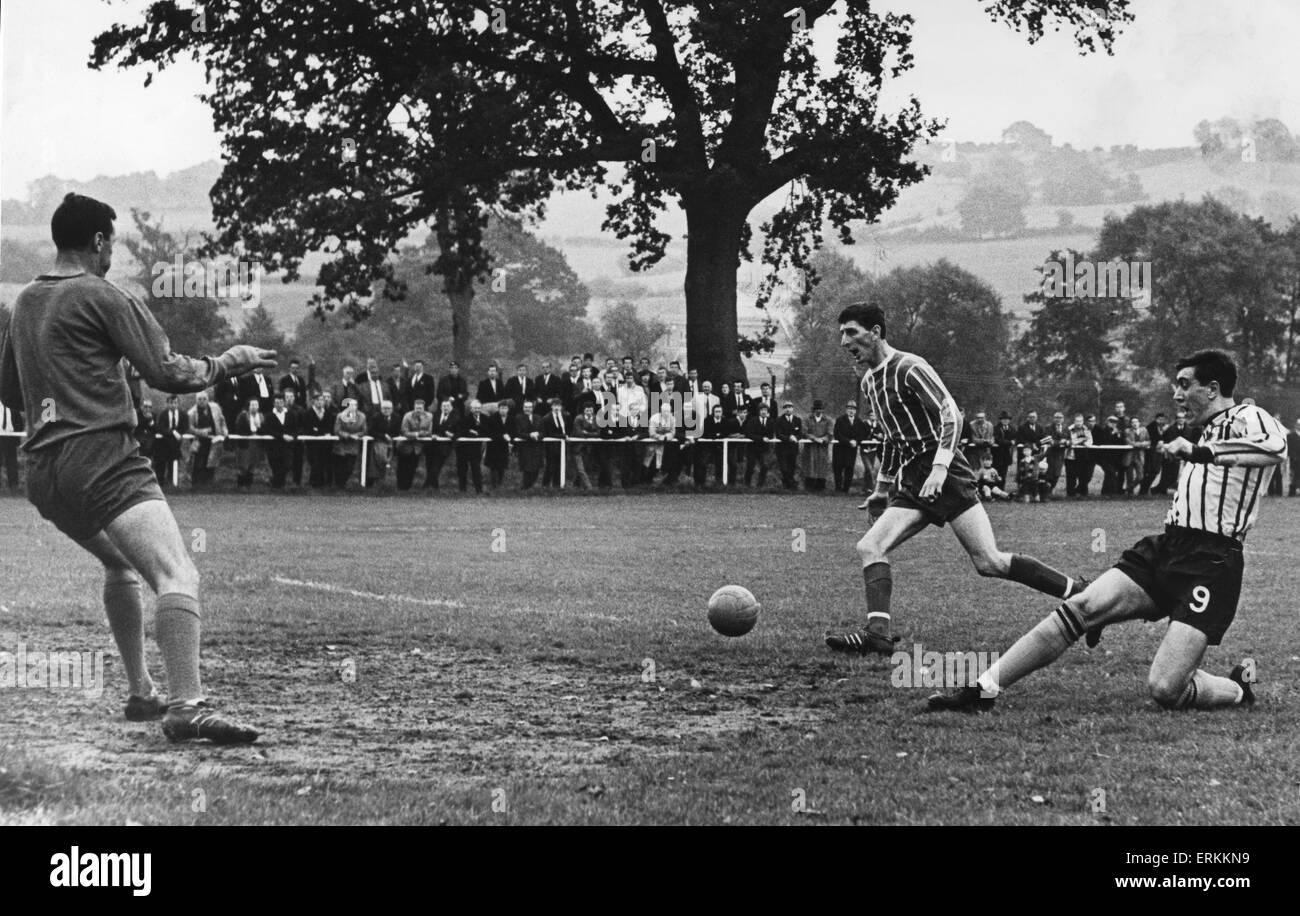 Alvechurch vorwärts Masefield nicht nur zur Kontaktaufnahme und vermisst ein offenes Ziel im FA Cup replay-match gegen Worcester City. 9. Oktober 1968. Stockfoto