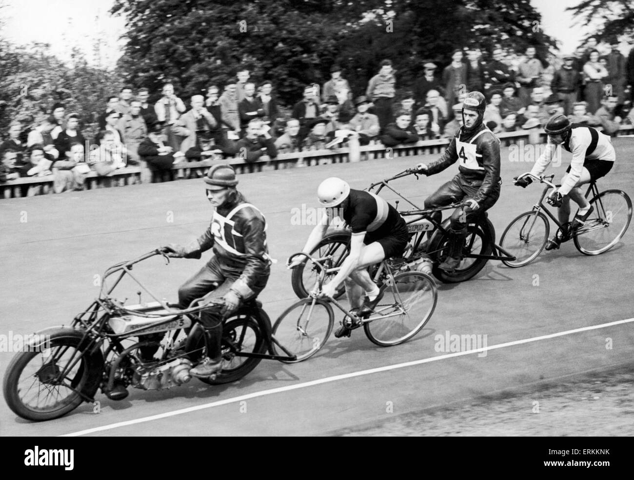 Wettbewerber in einem Keirin-Rennen in Herne Hill Velodrome. Am Polytechnikum Cycling Club Mitglieder auf ihre Ehrenrunde. 18. Mai 1946 Stockfoto