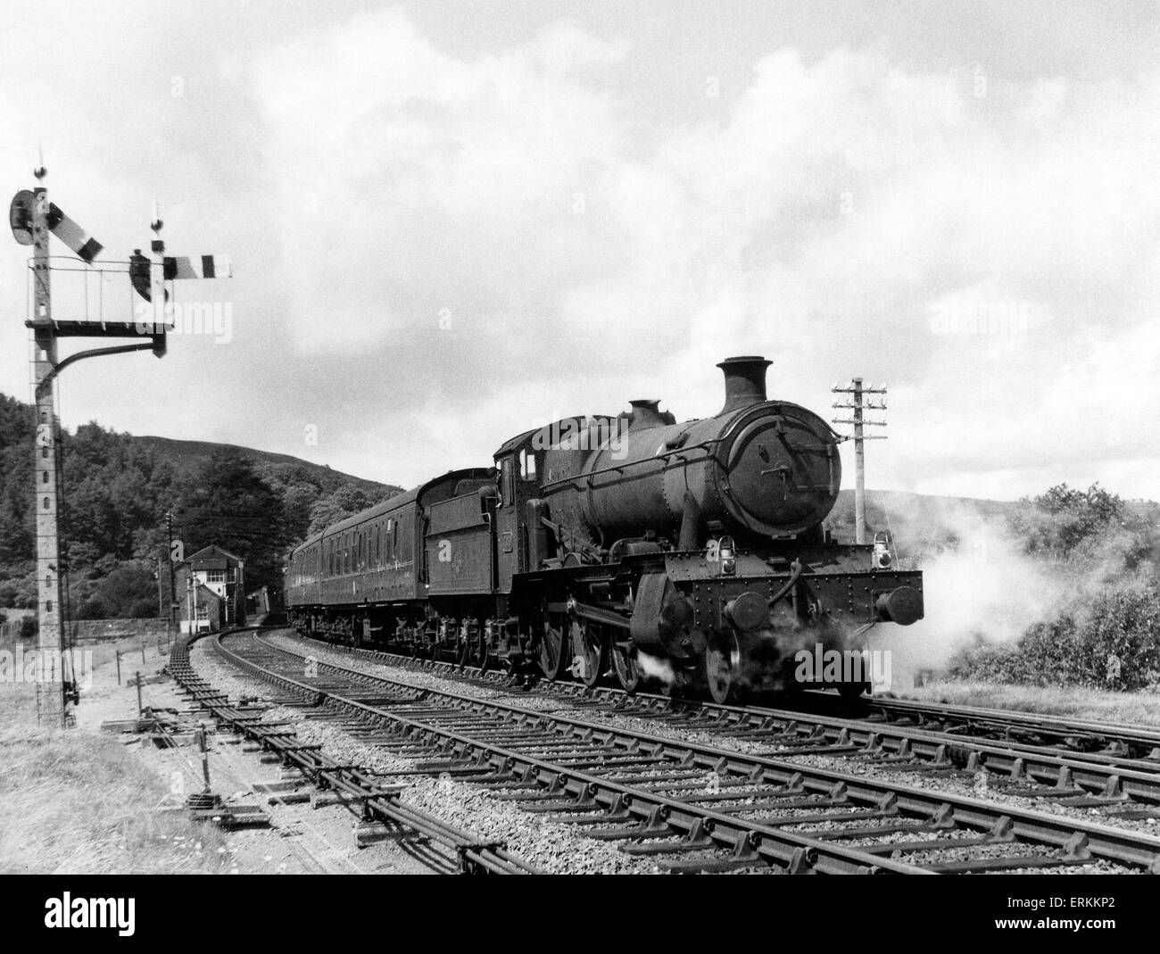 Die Cumbrian Coast Express Zug vorbeifährt Talerdigg Bank an einem Sommertag, ca. 1965. Stockfoto