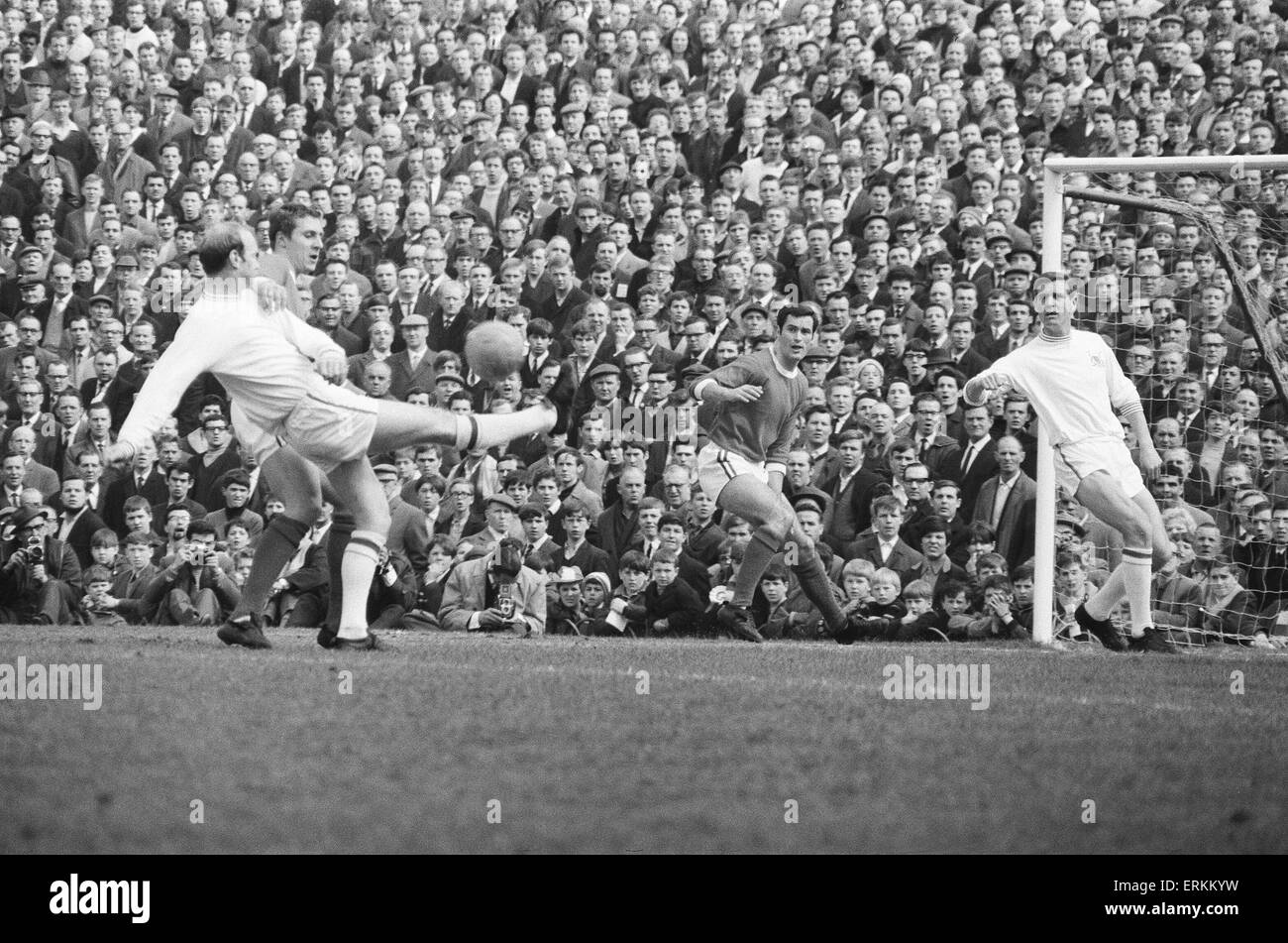 Englische League Division One Spiel in Highbury. Arsenal 1 V Nottingham Forest 1.  "Terry Hennessey blockiert Weg zum Ziel, mit George Graham (Mitte) und Besuch Innenverteidiger Bobby McKinlay Entwicklungen erwarten. 22. April 1967. Stockfoto