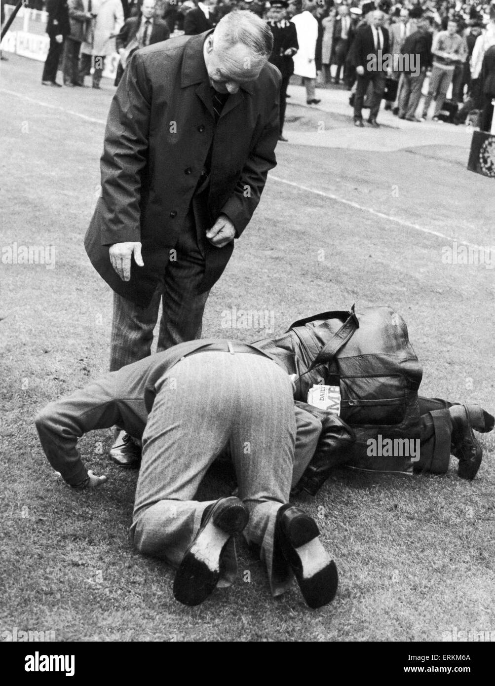 FA-Cup-Finale im Wembley-Stadion. FC Liverpool 3 V Newcastle United 0.  Liverpool-Fans zwei küssen die Füße des Managers Bill Shankly nach dem Spiel. 4. Mai 1974. Stockfoto