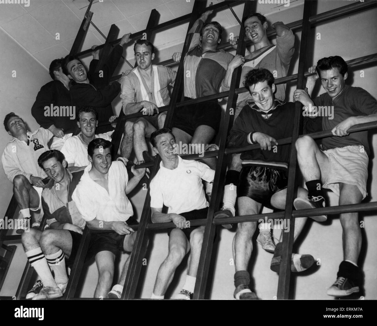 Alvechurch Fußball-Club-Team-Training in der Turnhalle. 25. November 1961. Stockfoto