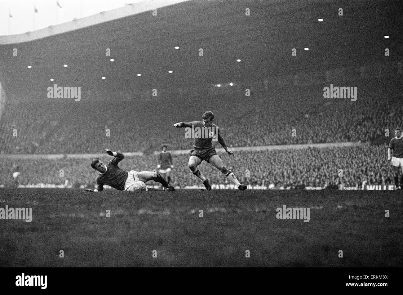 Englische League Division One Spiel im Old Trafford. Manchester United 1 V Nottingham Forest 0. Wald-Räuber Joe Baker versucht, vorbei an der anfällig Abbildung von Manchester zu ersticken "Paddy Crerand.  11. Februar 1967. Stockfoto