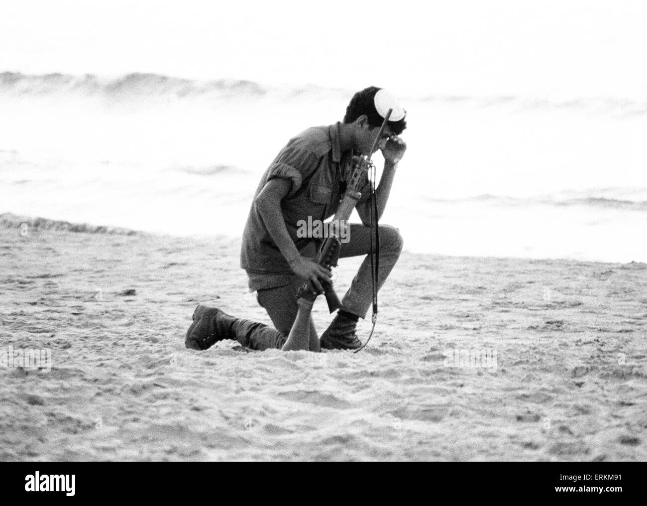 Jom-Kippur-Krieg. Der vierte arabische israelische Krieg. 6. bis 25. Oktober 1973. Israelischer Soldat kniet zu beten in den Sand. 22. Oktober 1973. Stockfoto