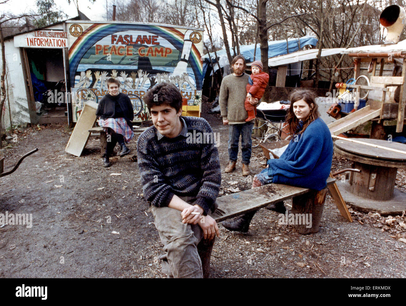Peace Camp Demonstranten in Faslane, Pamela Rücken, Phil Jones und Jim Chestnut mit Sohn Ben. 7. Februar 1991. Stockfoto