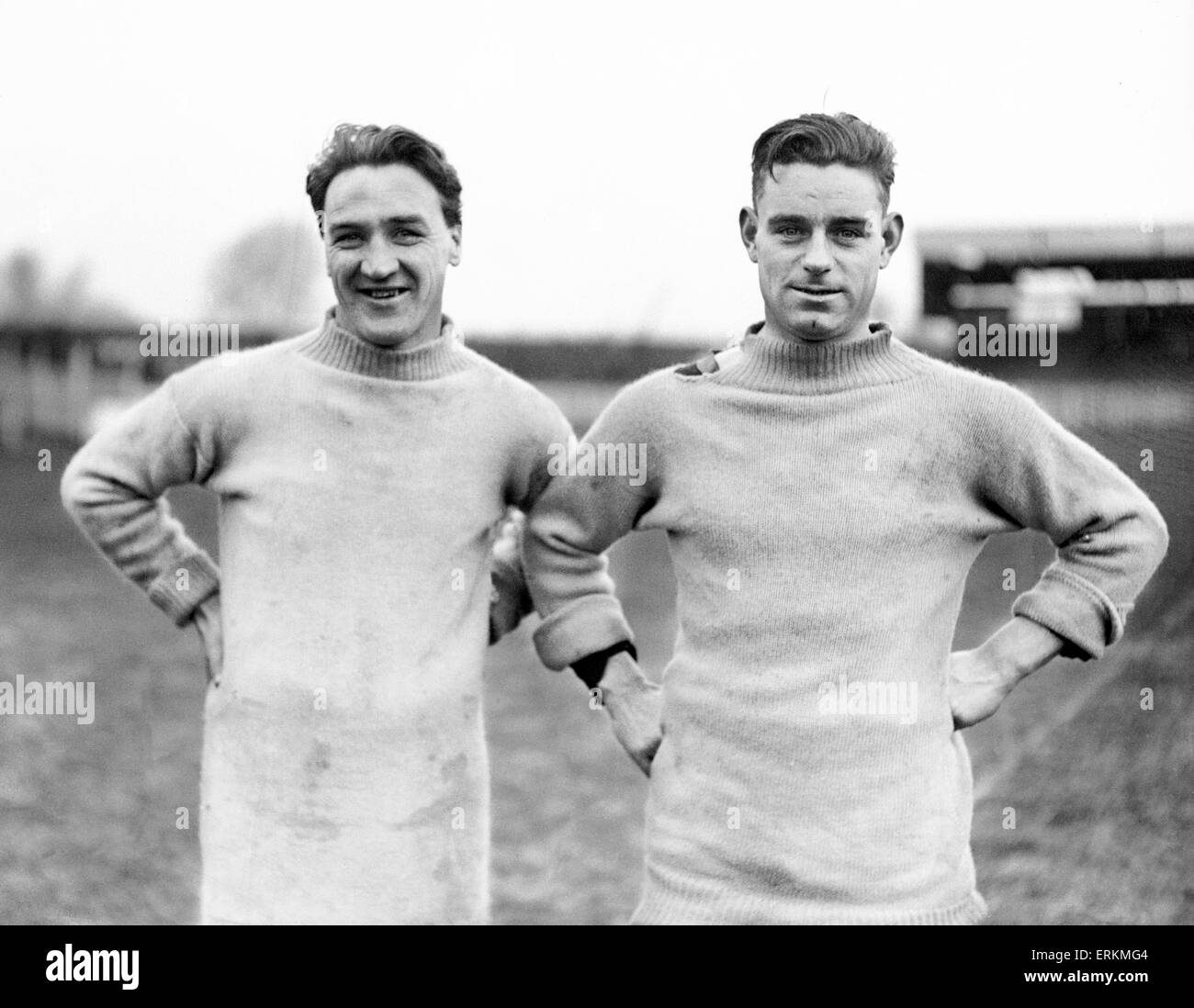 Dynamische Flügel-halb Bob Wallace (links) und Reserve-Mittelstürmer Duncan Walker Lächeln durch Widrigkeiten während einer Trainingseinheit von Nottingham Forest im City Ground im Februar 1926 mit der Stürmer suchen dringend einen Ersatz-Jumper.  Februar 1926. Stockfoto