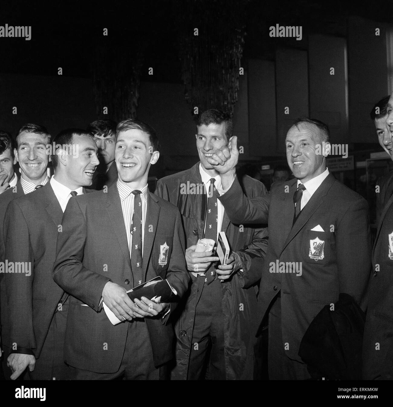 Liverpools Trainer Bill Shankly hat einen Witz mit seinen Spielern am Manchester Ringway Airport, wie er sie sieht, auf einer fünfwöchigen Tour durch die Vereinigten Staaten und Kanada aus. 6. Mai 1964. Stockfoto