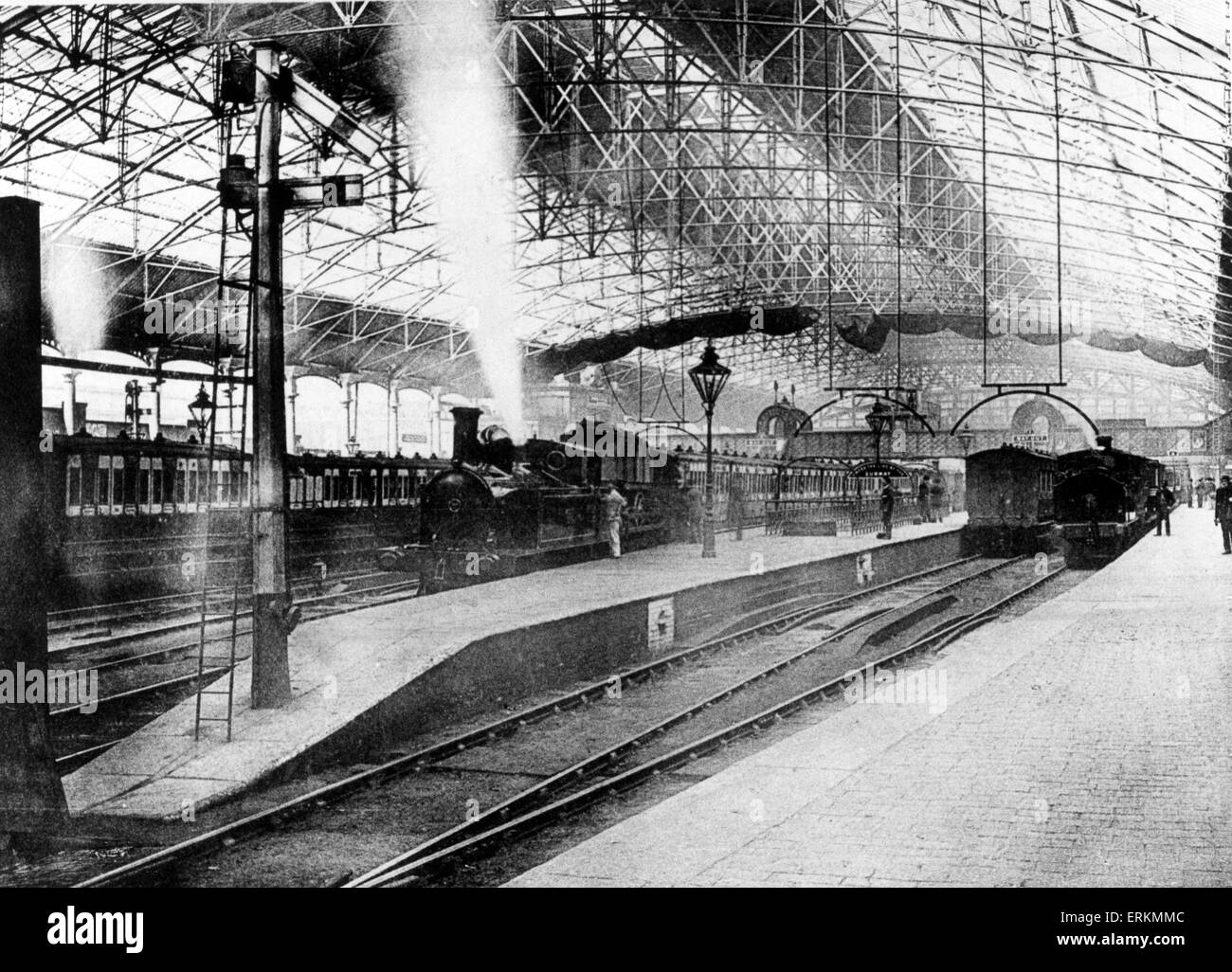 Züge an den Bahnsteigen in Birmingham New Street Station, um 1890 Stockfoto