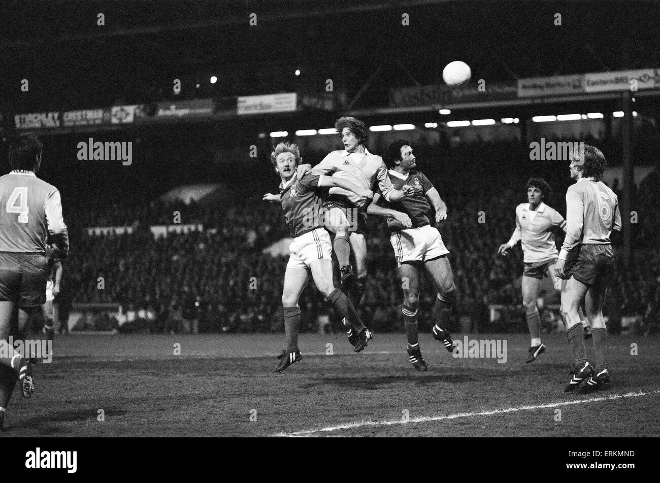 European Cup Halbfinale Hinspiel Spiel im City Ground.  Nottingham Forest 2 V Ajax 0. Kenny Burns (links) und Larry Lloyd, die Twin Bollwerke der Wald Nachhut Modus bei einem dual Überfall auf die Ajax-Ziel anzugreifen. 9. April 1980. Stockfoto