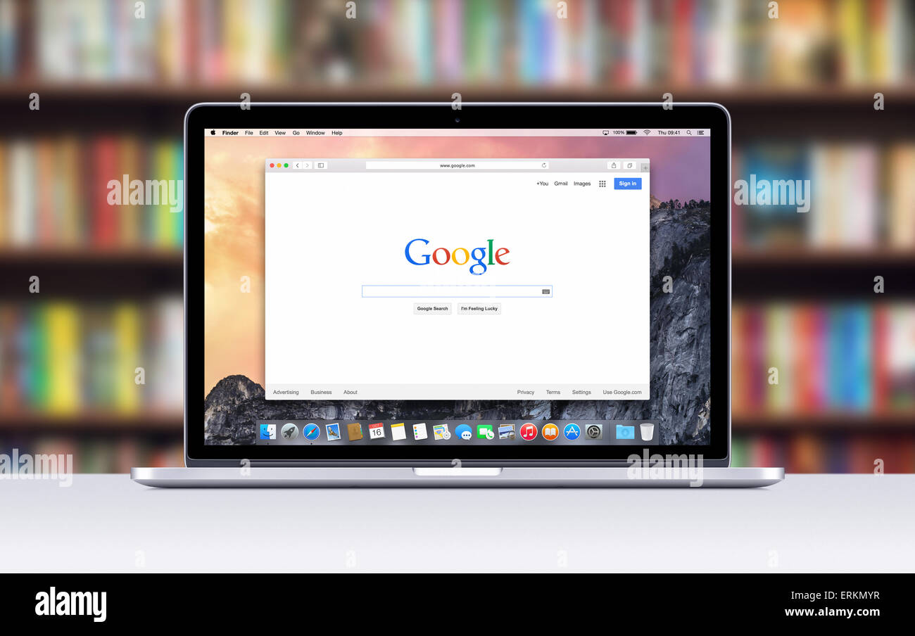 Varna, Bulgarien - 3. November 2013: Direkt Frontansicht des Apple 15-Zoll MacBook Pro Retina mit einer geöffneten Registerkarte in Safari die sh Stockfoto