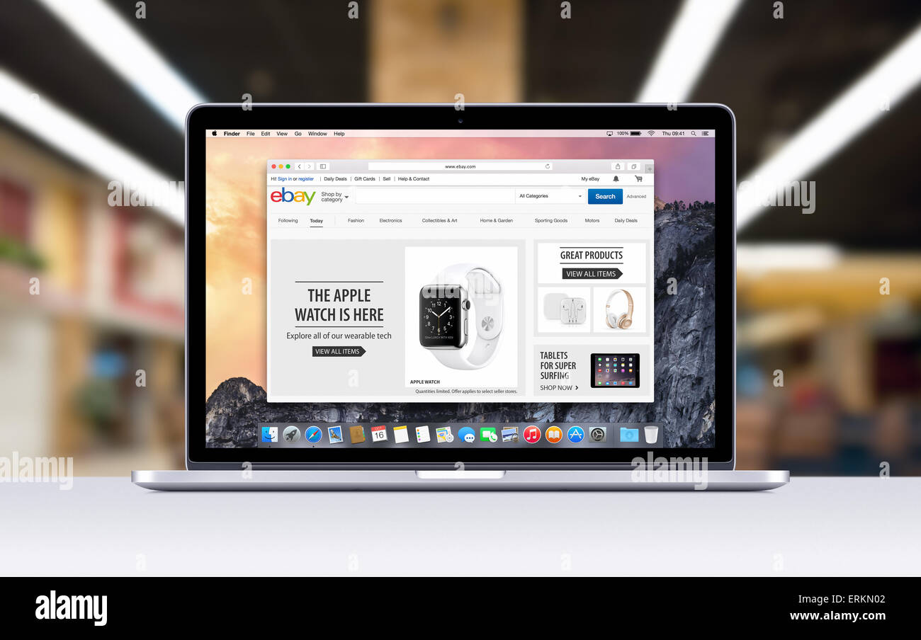 Varna, Bulgarien - 3. November 2013: Direkt Frontansicht des Apple 15-Zoll MacBook Pro Retina mit einer geöffneten Registerkarte in Safari die sh Stockfoto