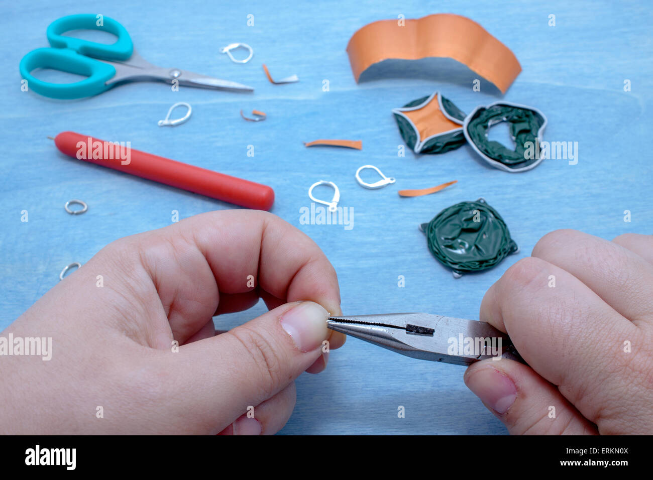 zwei Hände, die Schaffung von Modeschmuck und einige der Tools und Personalbedarf Stockfoto