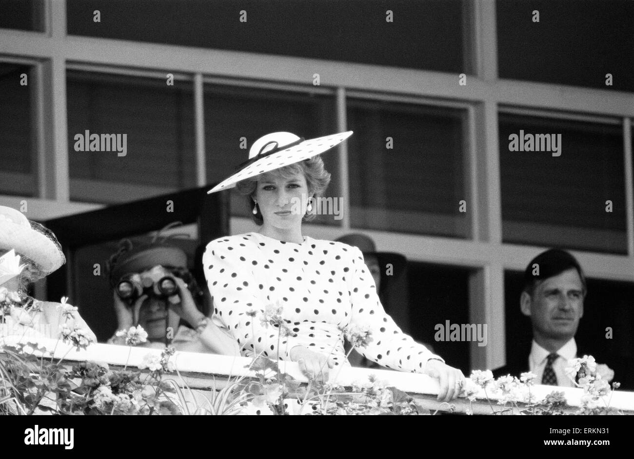 Epsom Derby 4. Juni 1986. Prinzessin Diana am Balkon des königlichen Gehäuse. Die Königin mit dem Fernglas im Hintergrund. Stockfoto