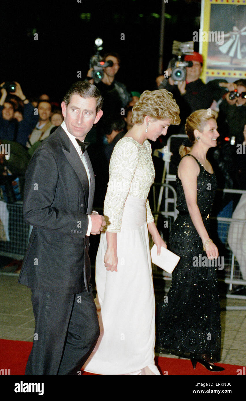 Royal Variety Performance, Dominion Theatre, London, Montag, 7. Dezember 1992. Ankunft von Prinz Charles & Prinzessin Diana, tragen rosa gefärbten, knöchellangen, Seidenkleid. Stockfoto