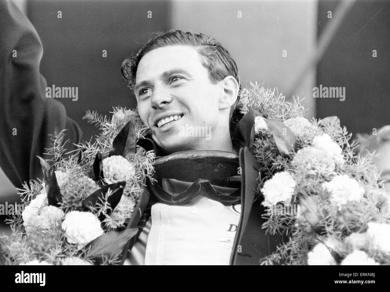 Jim Clark, britischer Formel1-Rennfahrer für Lotus-Climax abgebildet feiern nach siegreichen britischen Grand Prix in Brands Hatch, 10. Juli 1964. Stockfoto
