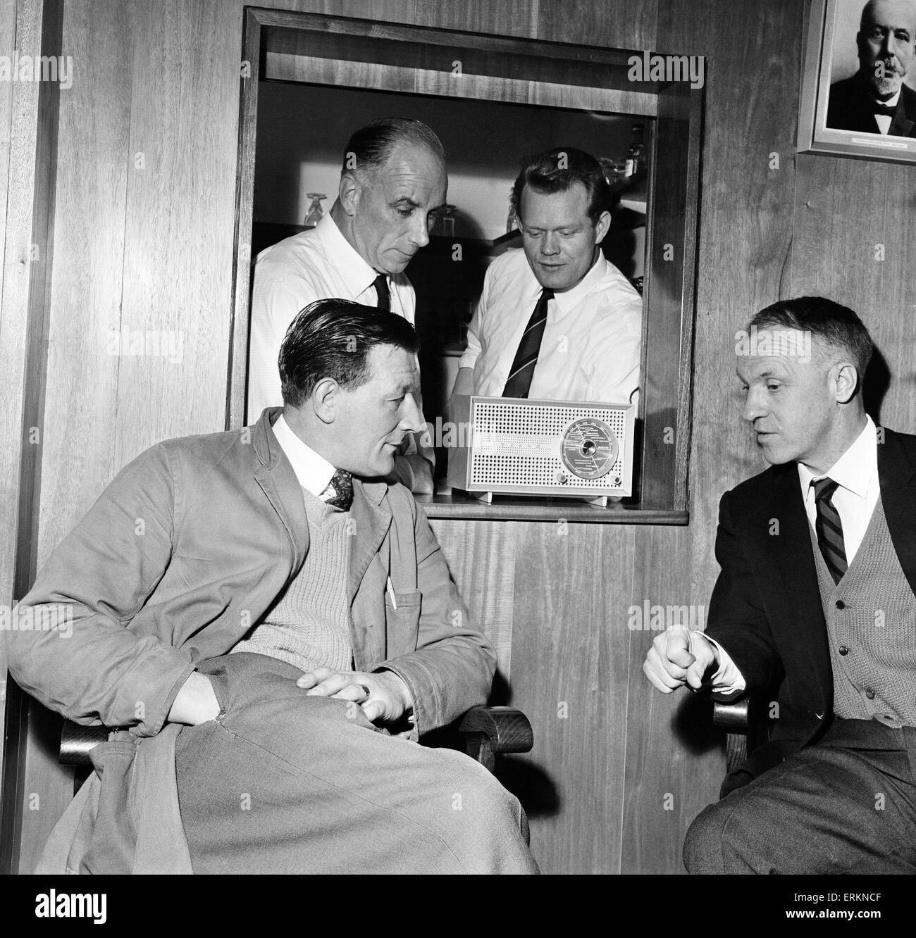 Liverpools Trainer Bill Shankly (rechts), Trainer Bob Paisley, Trainer Ruben Bennett und Assistant Secretary Bill Barlow anhören den FA Cup im Club zu ziehen. 1. April 1963. Stockfoto