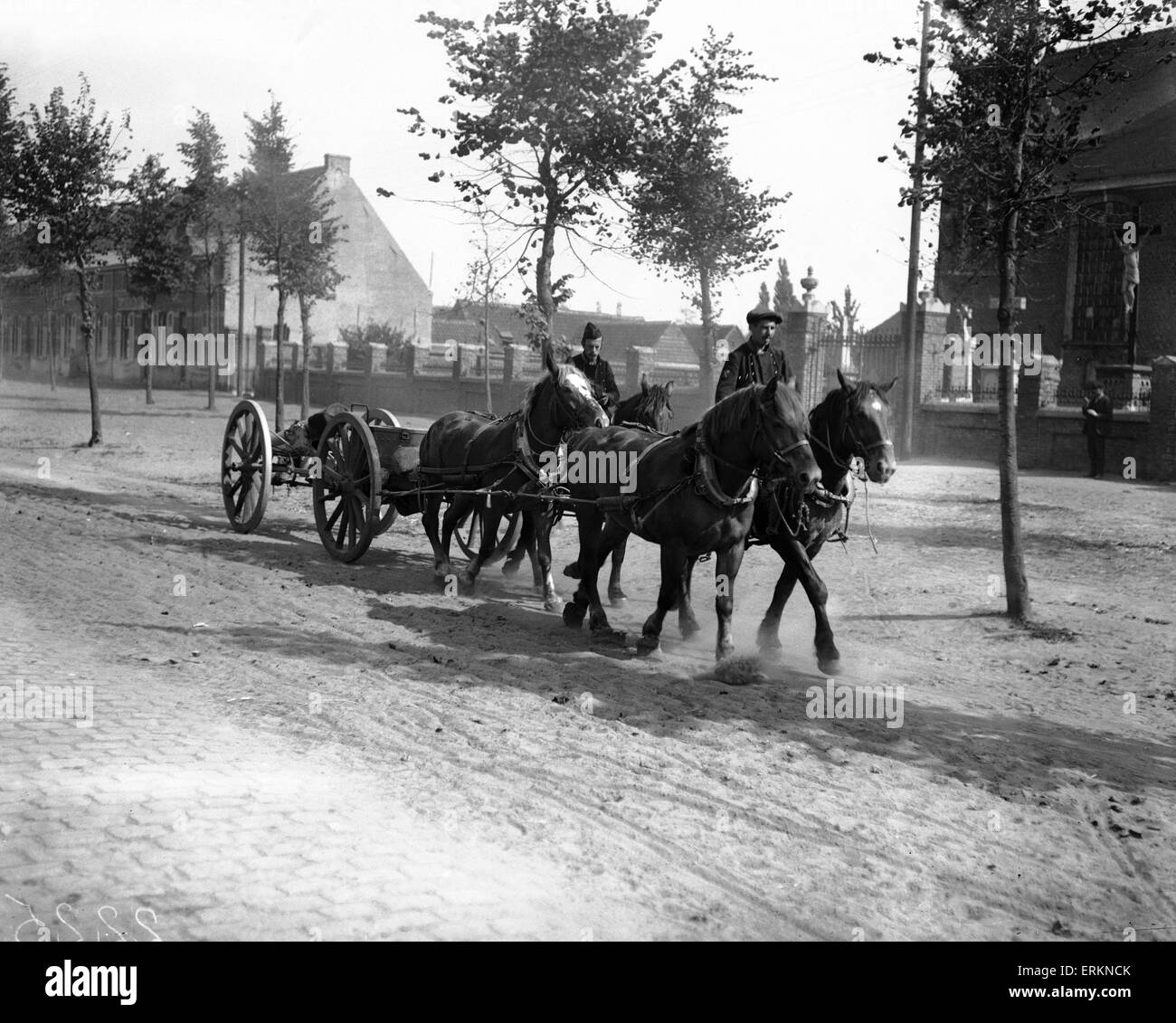 Belgische Zivilisten helfen das belgische Militär während der deutsche Vormarsch durch Lafetten fahren. 8. September 1914 Stockfoto