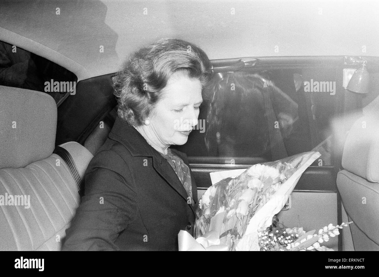 Margaret Thatcher Premierminister, im Bild verlassen Mittagessen im Imperial Hotel, London, Mittwoch, 13. Januar 1982. Betrübt. Ihr Sohn hat Mark Thatcher offiziell 24 Stunden in der Wüste Sahara gefehlt wo er in einem Automobil-Rallye im Wettbewerb war. Stockfoto