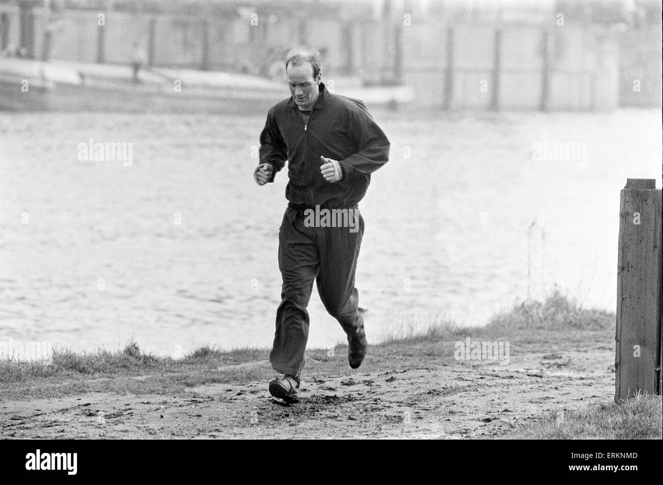 Nottingham Forest-Team-Trainings. Terry Hennessey Ausbildung neben dem Fluss Trent vor die Reds FA-Cup-Viertelfinale mit Everton.  3. April 1967. Stockfoto