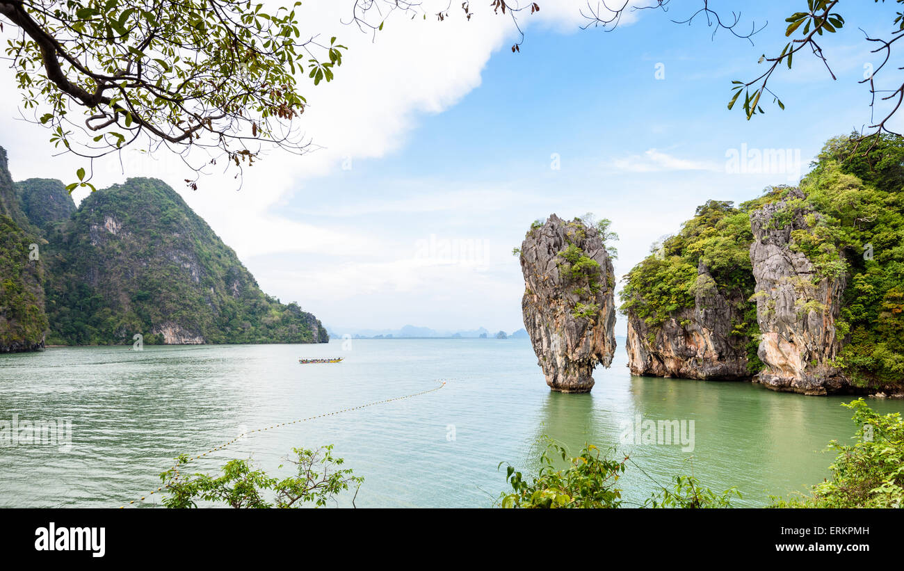 Hohen Winkel in Ao Phang Nga Bay National Par schöne Landschaft Meer und Himmel im Blick Punkt des Khao Tapu oder James Bond Island anzeigen Stockfoto