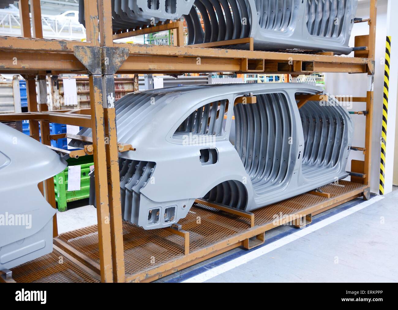 Laken-Metall-Stanzteile für das neue Auto in der Automobilfabrik. Stockfoto