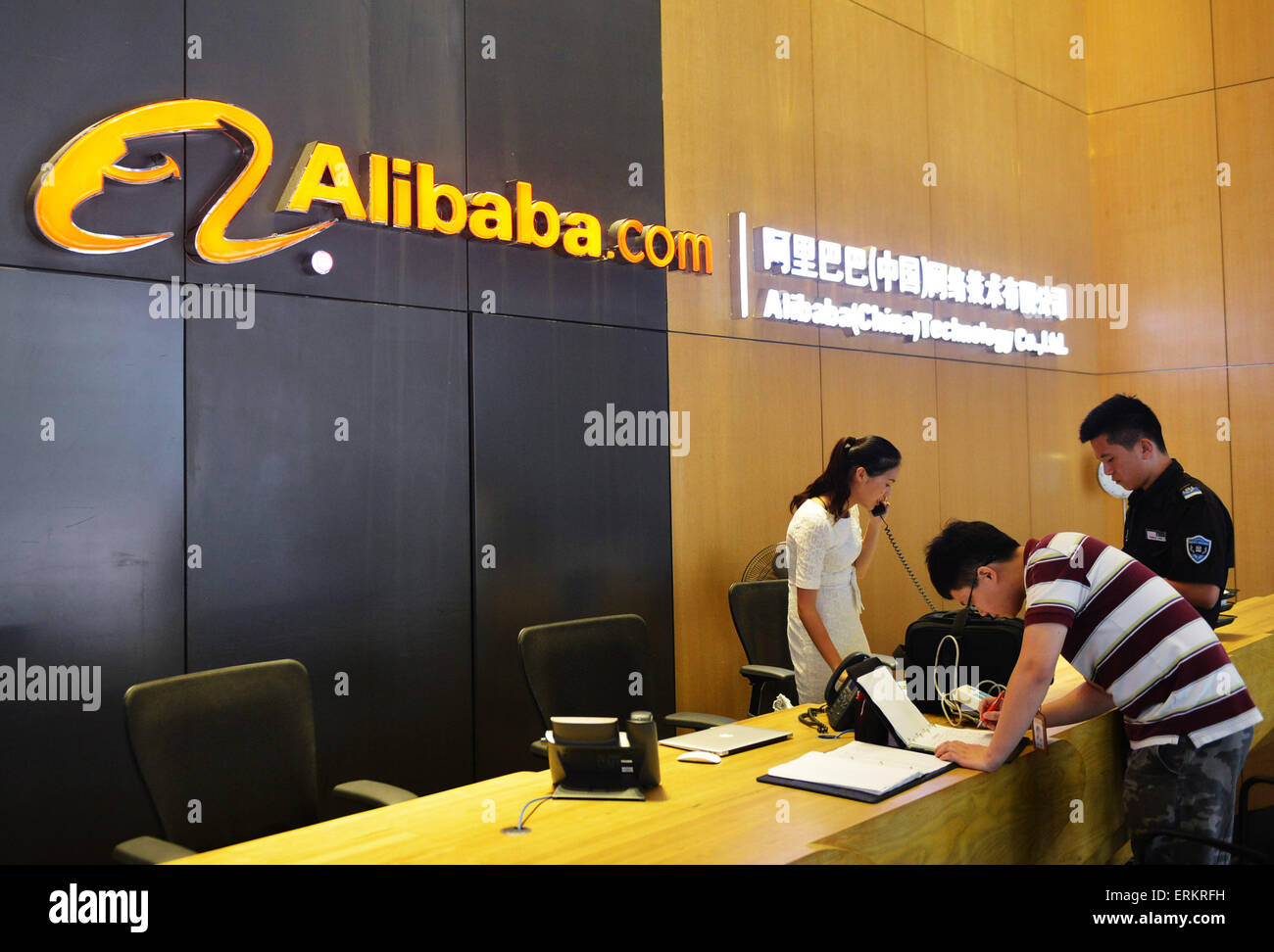 Hangzhou, China Zhejiang Provinz. 4. Juni 2015. Besucher anmelden an der Rezeption der Alibaba Group in der ostchinesischen Provinz Zhejiang, Hangzhou 4. Juni 2015. Alibaba, Chinas Online-e-Commerce Unternehmen, zusammen mit der Shanghai Media Group (SMG) Donnerstag angekündigt, dass Alibaba 1,2 Milliarden Yuan (etwa 193,56 Millionen US-Dollar) für die Teilnahme an CBN investieren. CBN ist der SMG beigefügt. © Lange Wei/Xinhua/Alamy Live-Nachrichten Stockfoto