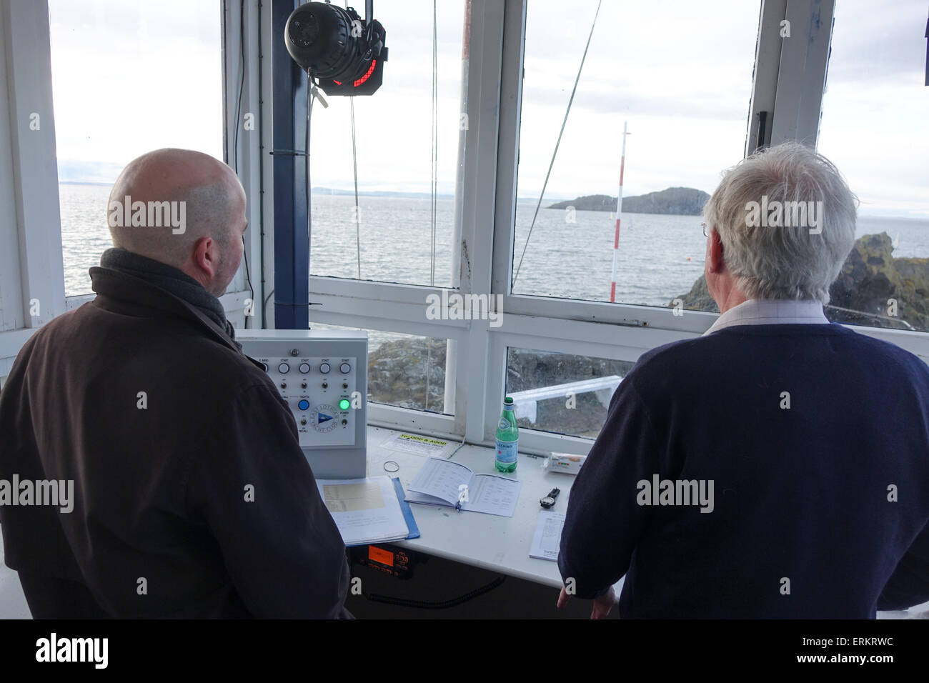 Segeln Jolle Rennen Offiziere im Race-Control-box Stockfoto