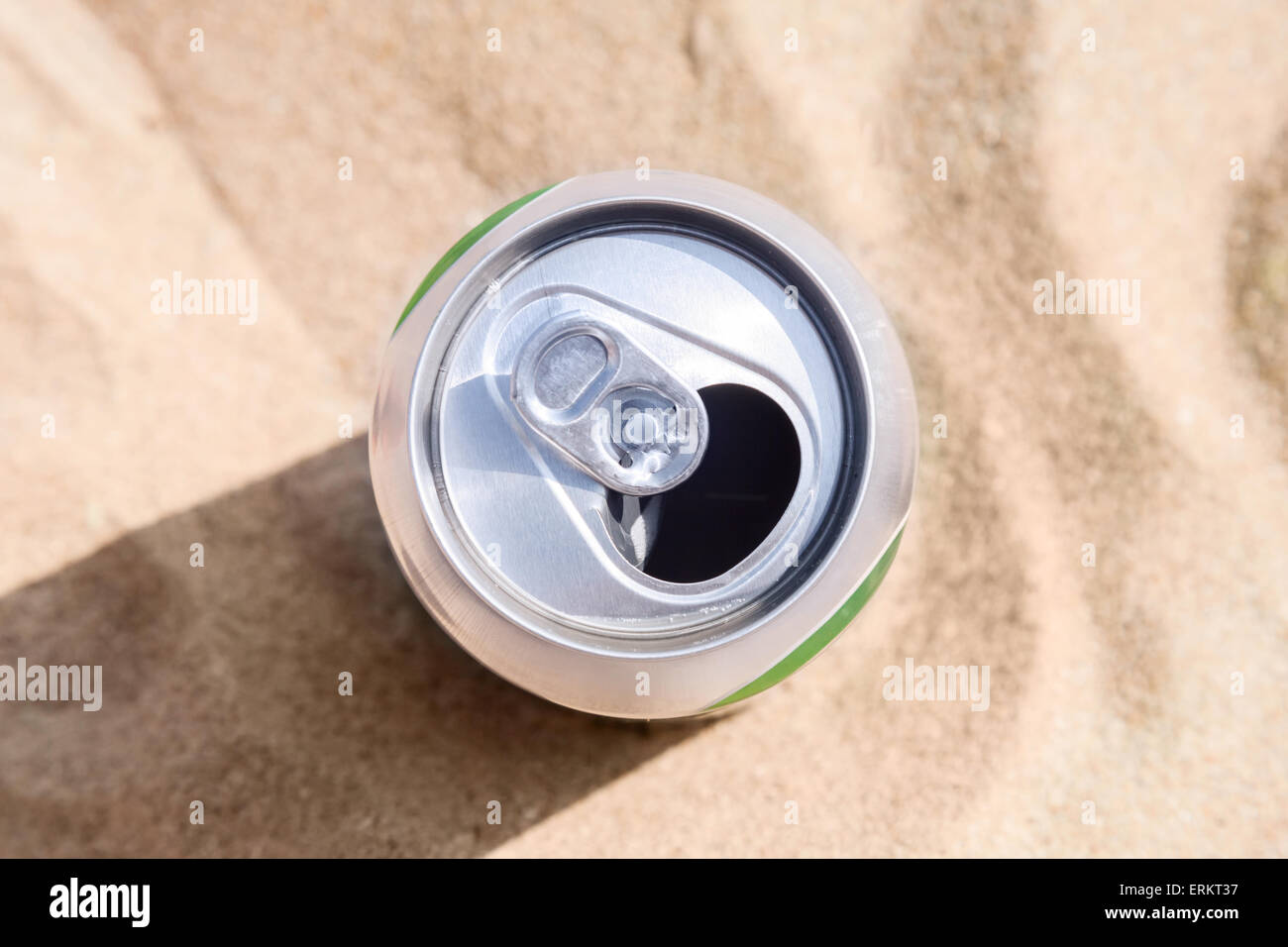 Aluminiumdose Bier steht auf einem Strandsand Stockfoto